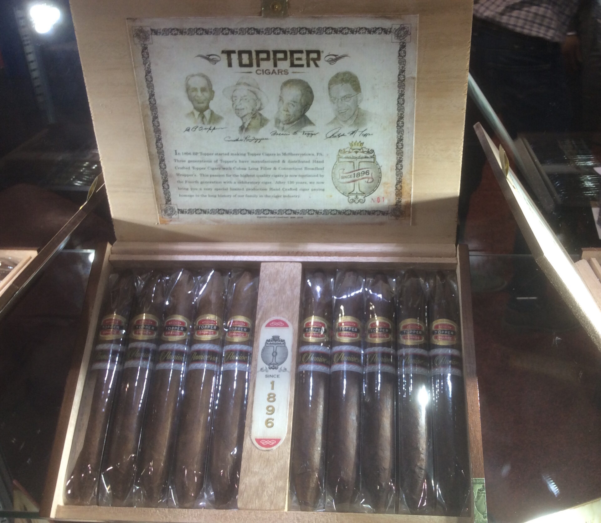 jardín lanzamiento Temporada Cigar Review: Topper Grande 120th Anniversary Natural