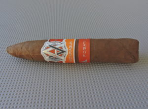 Cigar Review: Avo Syncro Nicaragua Fogata Short Torpedo